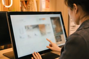 Benefits Of Using Interactive Touch Screen Displays