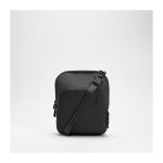INCASE A.R.C. CROSSBODY BAG - BLACK